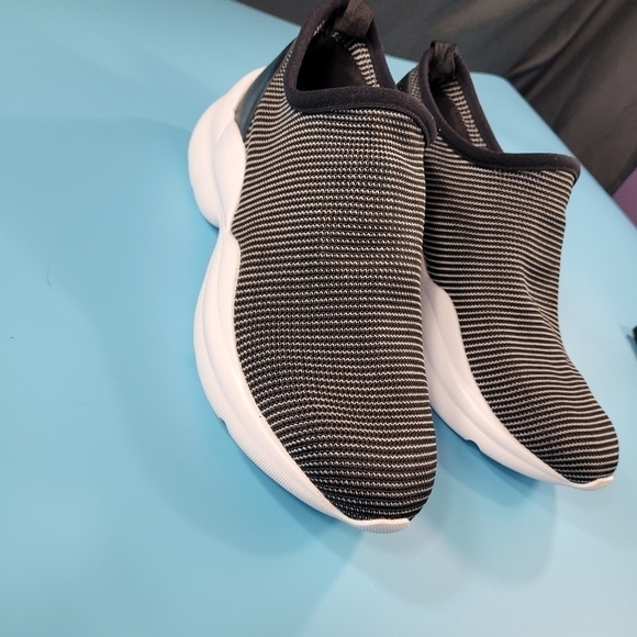 VINCE CAMUTO COVITTA KNIT SLIP-ON SNEAKER SIZE 6.5 M - Picture 4 of 4